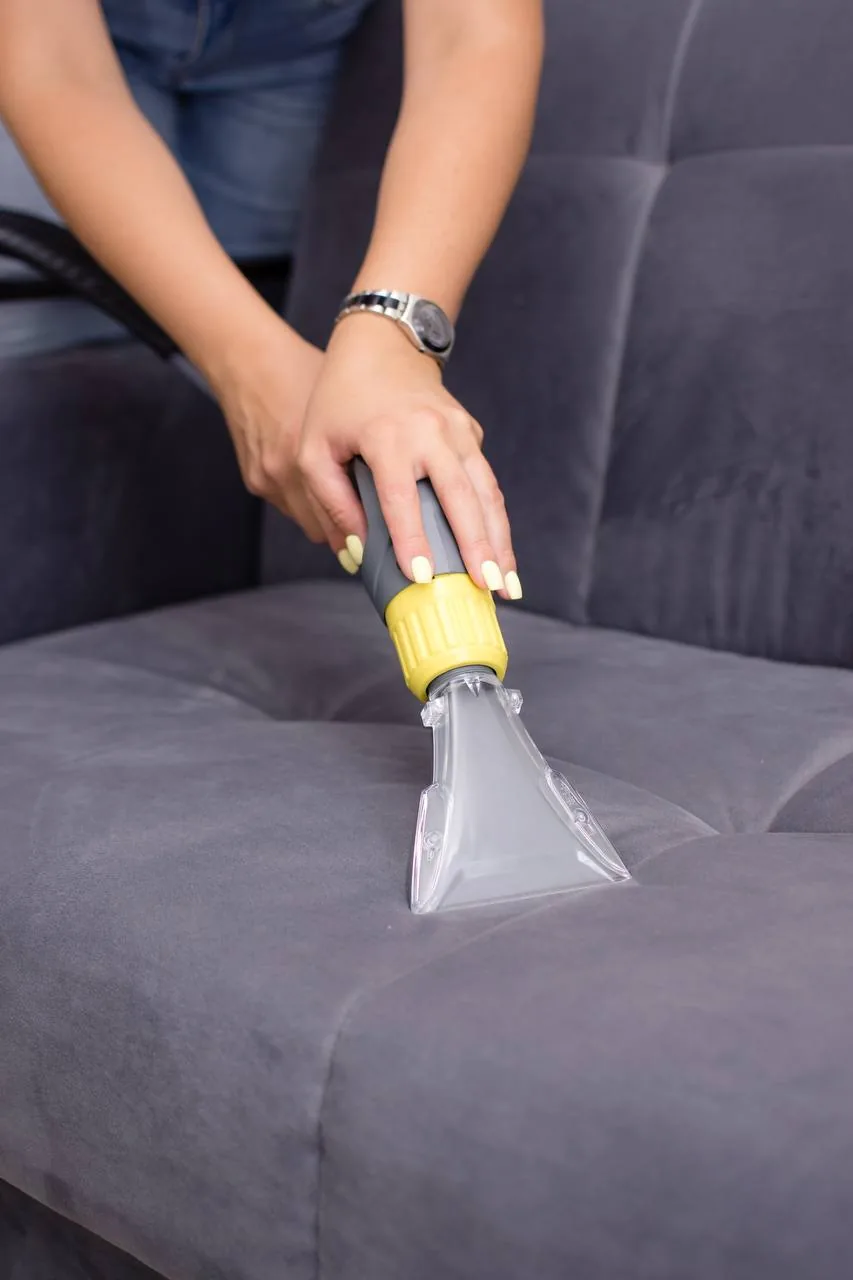 Чистка дивана насадкой моющего пылесоса Karcher Puzzi 10/1